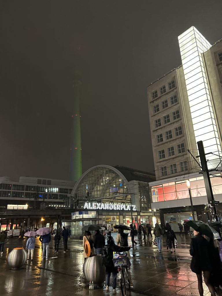 Światła wielkiego miasta, Alexanderplatz nocą, w tle podświetlona Berlińska Wieża Telewizyjna.